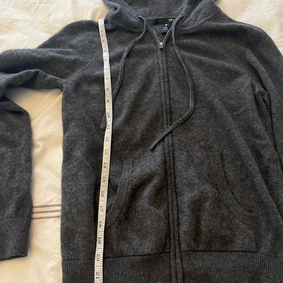Cashmere sweater with a hood. In great condition. - Picture 4 of 5